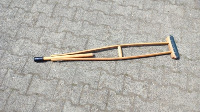 2 x Bundeswehr Krücke, Holz; Länge 119 cm, mit Gummifuss