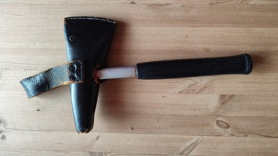 Feuerwehrbeil mit Tragetasche aus Bw Bestand, unterschiedliche Ausführungen