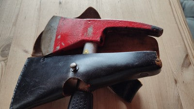 Feuerwehrbeil mit Tragetasche aus Bw Bestand, unterschiedliche Ausführungen
