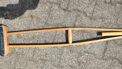 2 x Bundeswehr Krücke, Holz; Länge 119 cm, mit Gummifuss