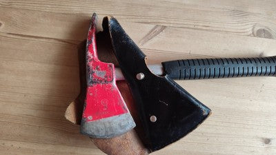 Feuerwehrbeil mit Tragetasche aus Bw Bestand, unterschiedliche Ausführungen