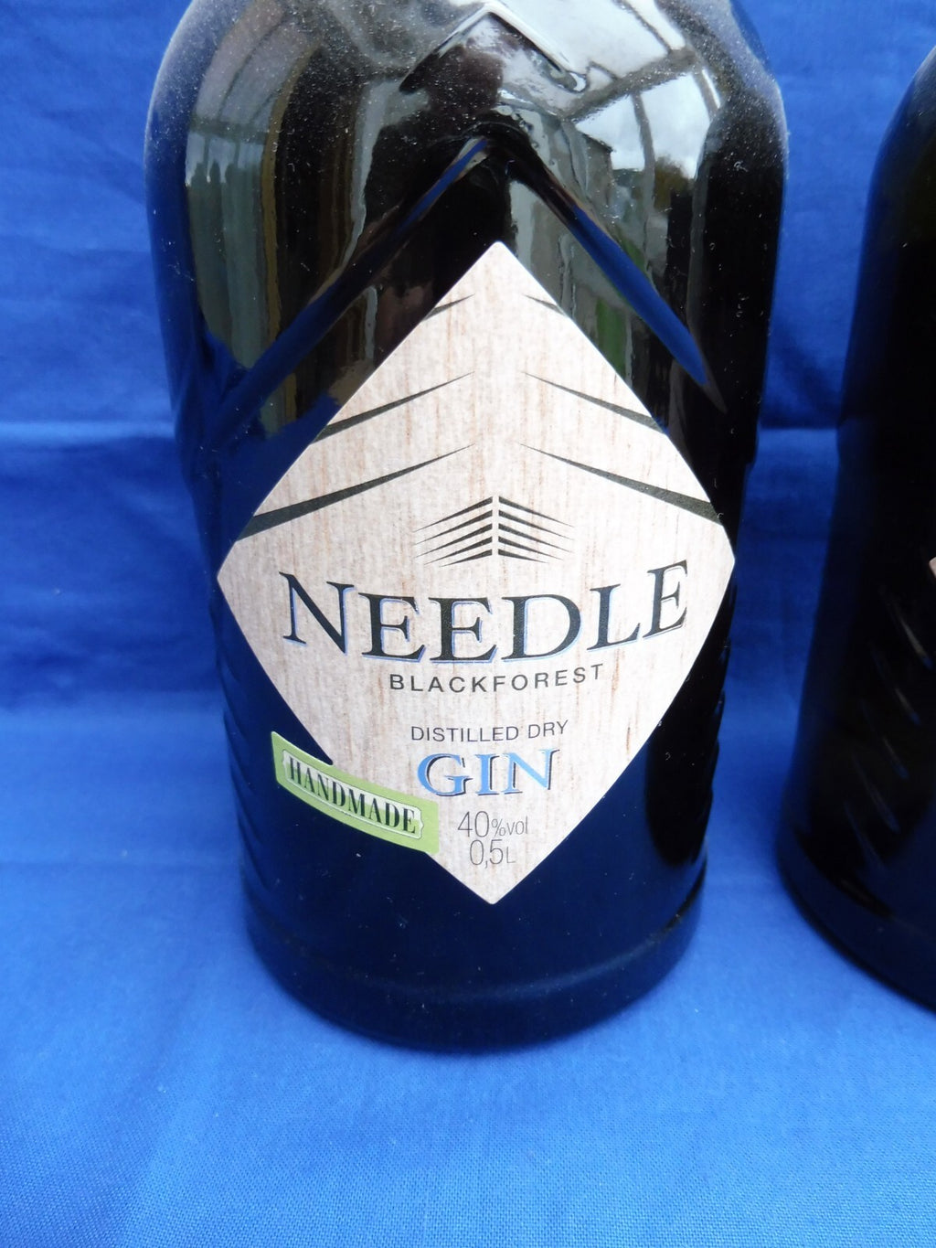 2 x Needle Blackforest Distilled Dry Gin, á 0,5 L (40% Vol; 35,00 €/L)
