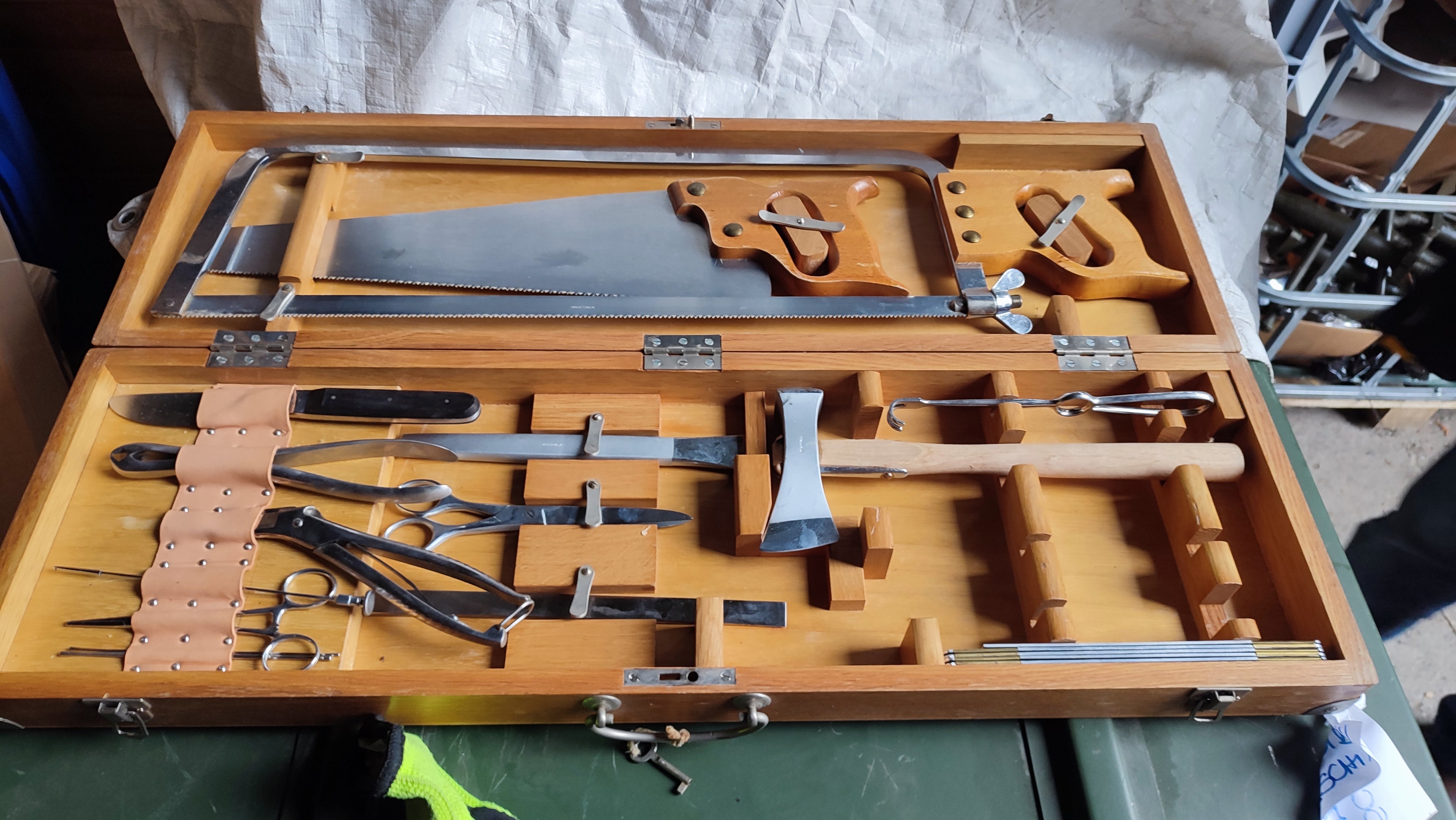 Bundeswehr Holzbox mit Teile Amputationsausstattung, ca. 1960-1970 er Jahre