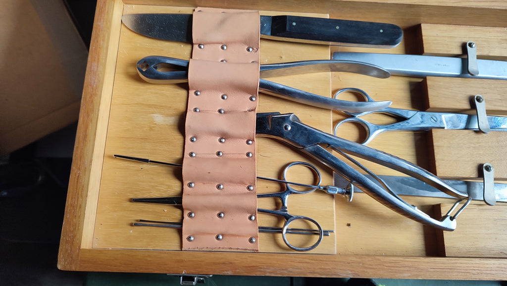 Bundeswehr Holzbox mit Teile Amputationsausstattung, ca. 1960-1970 er Jahre