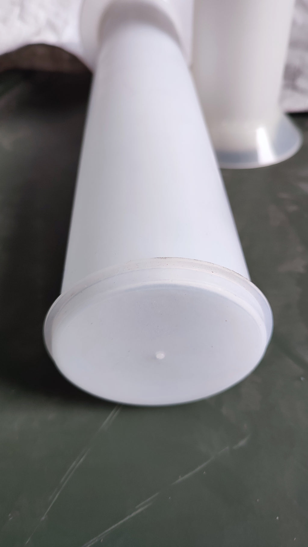 Bundeswehr 2 große runde Plastikröhren mit Deckel, für Glaspipetten oder ähnliches