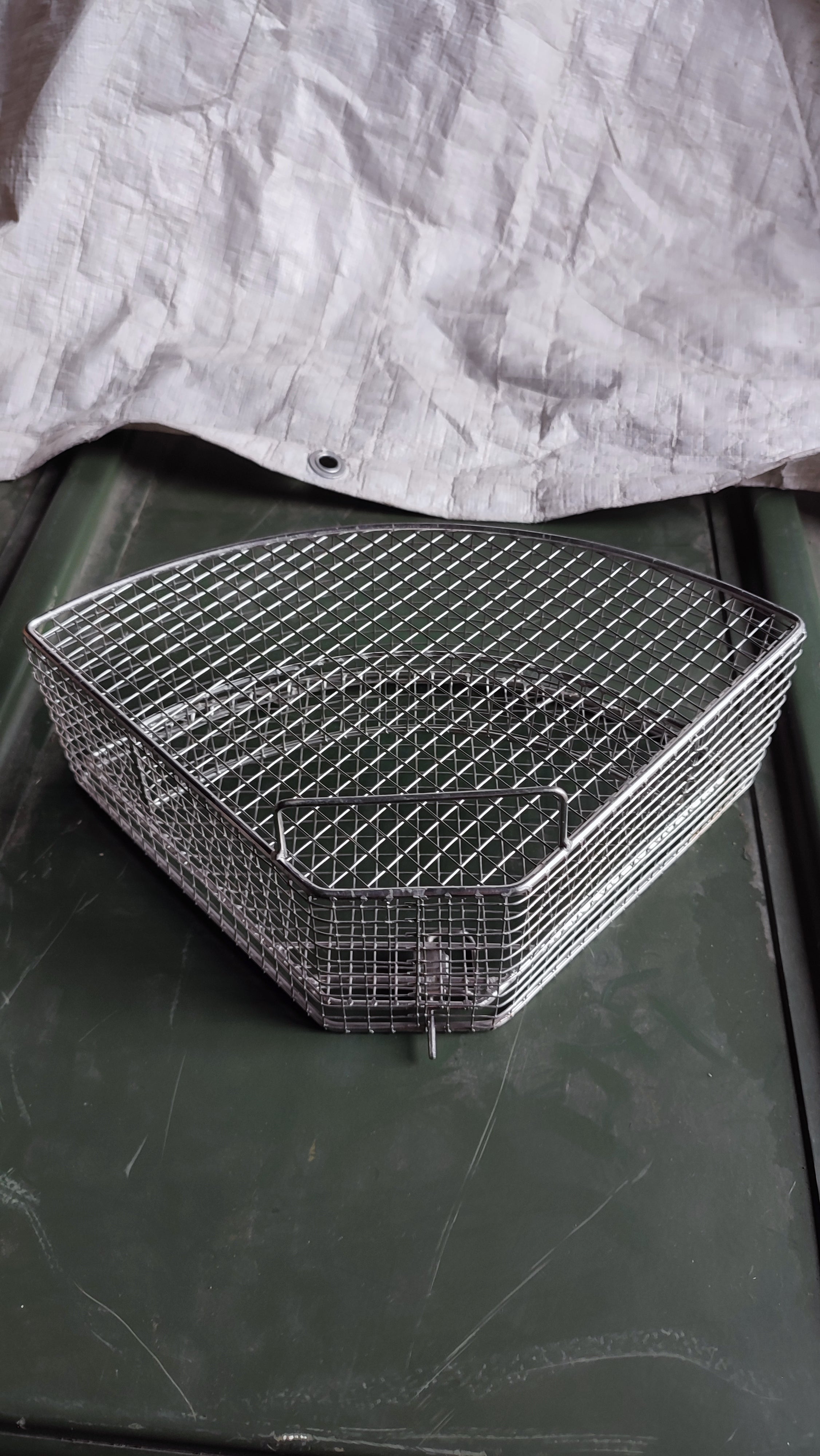 Bundeswehr 2 Drahtgitterkörbe z. Sterilisieren, 1x Halbhoch, 1x Hoch