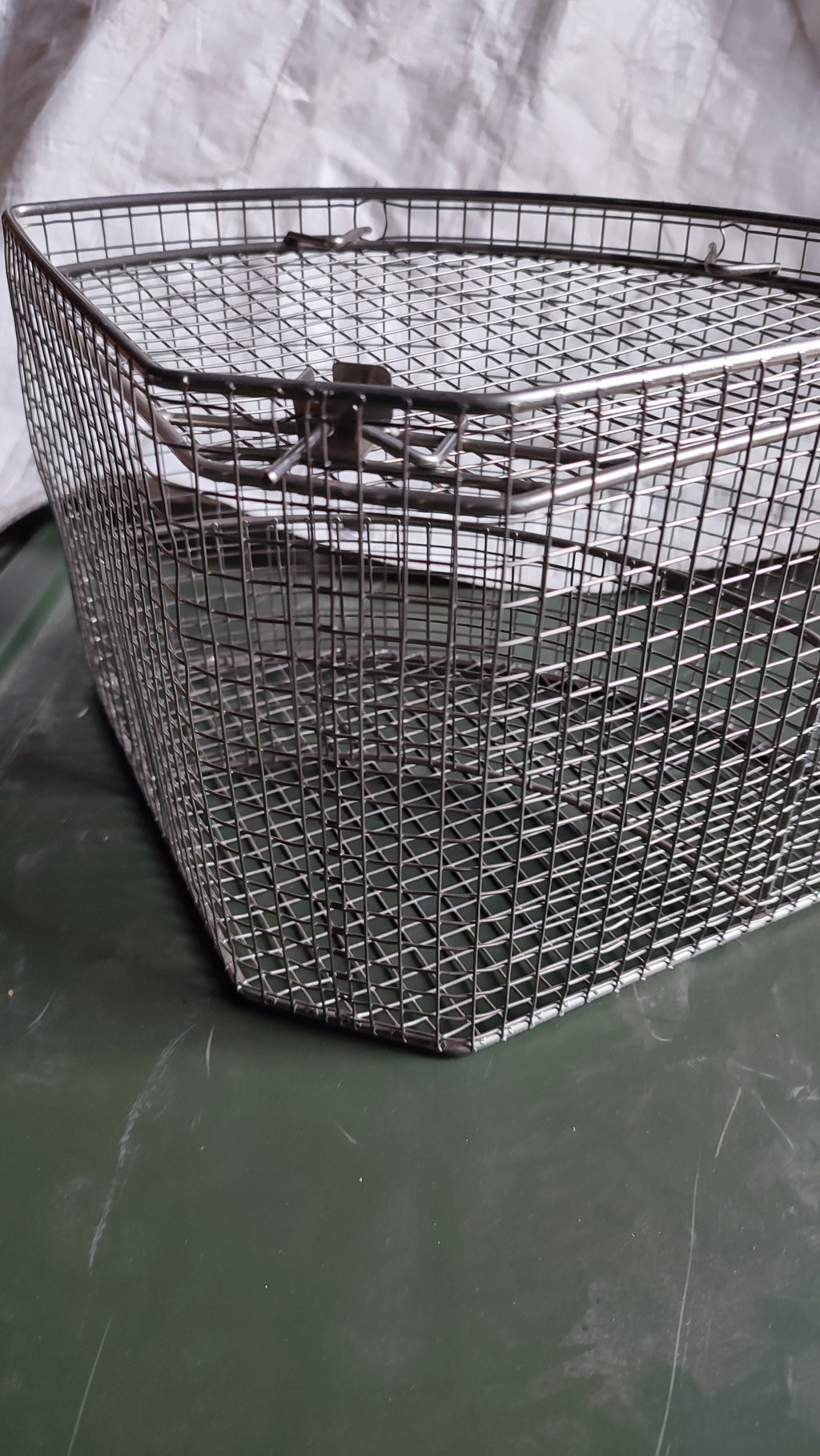 Bundeswehr 2 Drahtgitterkörbe z. Sterilisieren, 1x Halbhoch, 1x Hoch