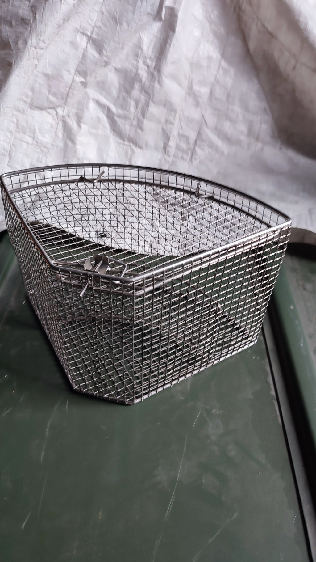 Bundeswehr 2 Drahtgitterkörbe z. Sterilisieren, 1x Halbhoch, 1x Hoch