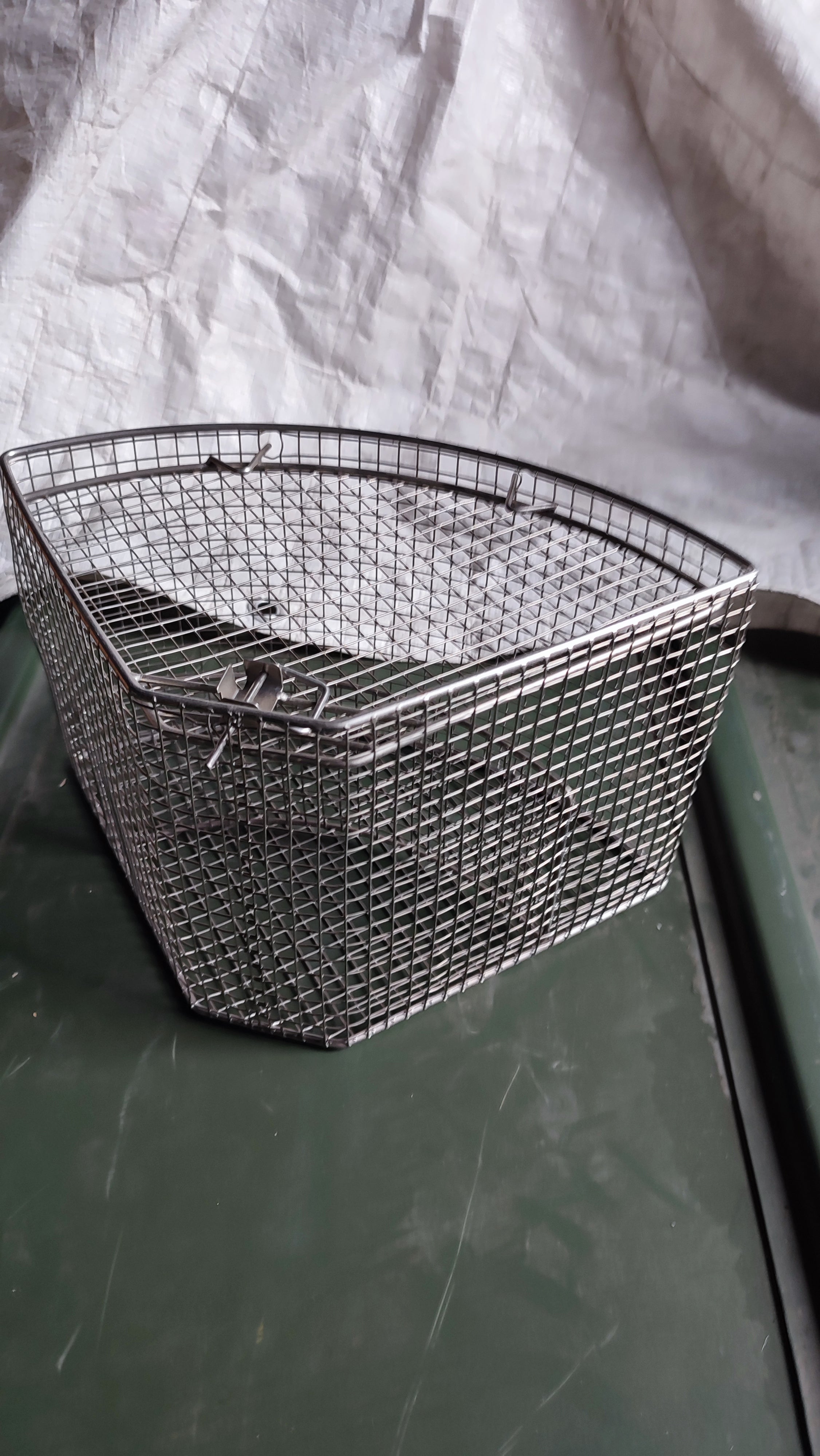 Bundeswehr 2 Drahtgitterkörbe z. Sterilisieren, 1x Halbhoch, 1x Hoch