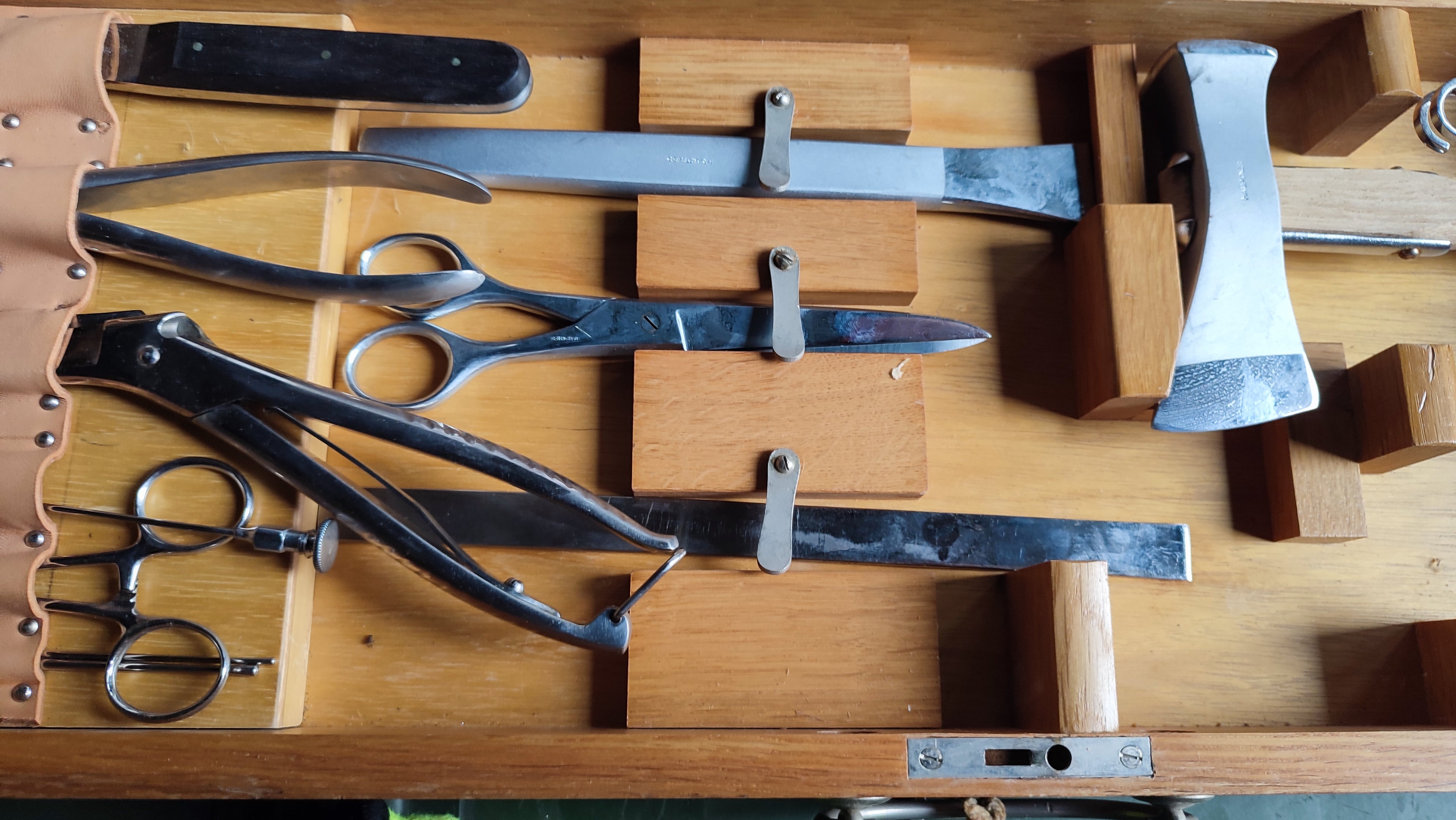 Bundeswehr Holzbox mit Teile Amputationsausstattung, ca. 1960-1970 er Jahre