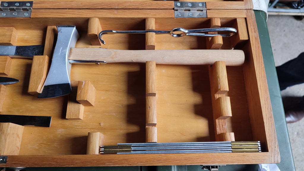 Bundeswehr Holzbox mit Teile Amputationsausstattung, ca. 1960-1970 er Jahre