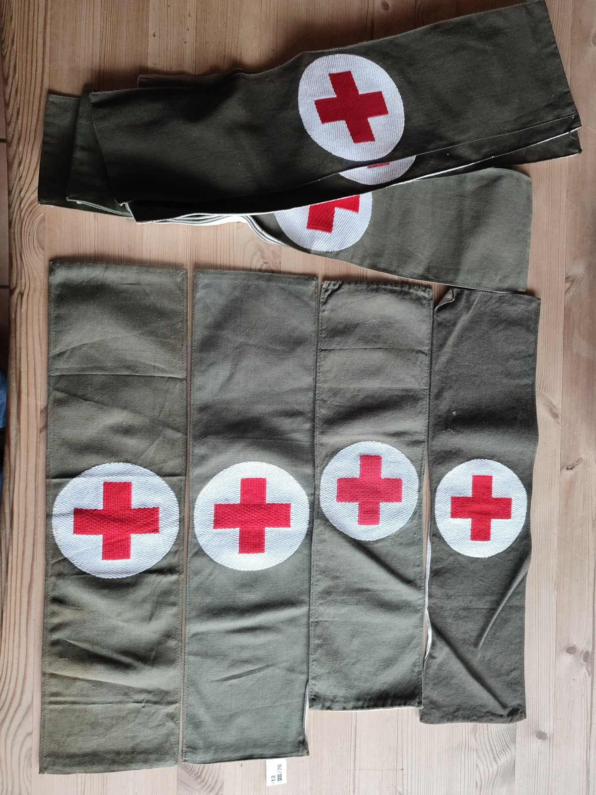 Bundeswehr, Rote Kreuz Armbinde, eine Seite oliv, eine weiß, gestempelt