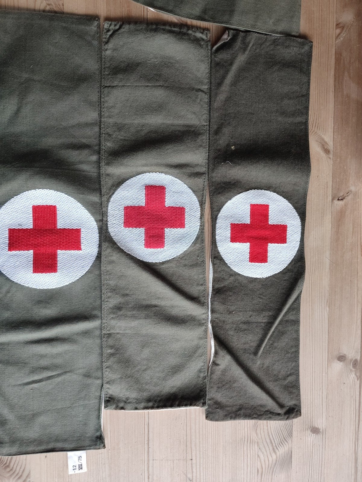 Bundeswehr, Rote Kreuz Armbinde, eine Seite oliv, eine weiß, gestempelt